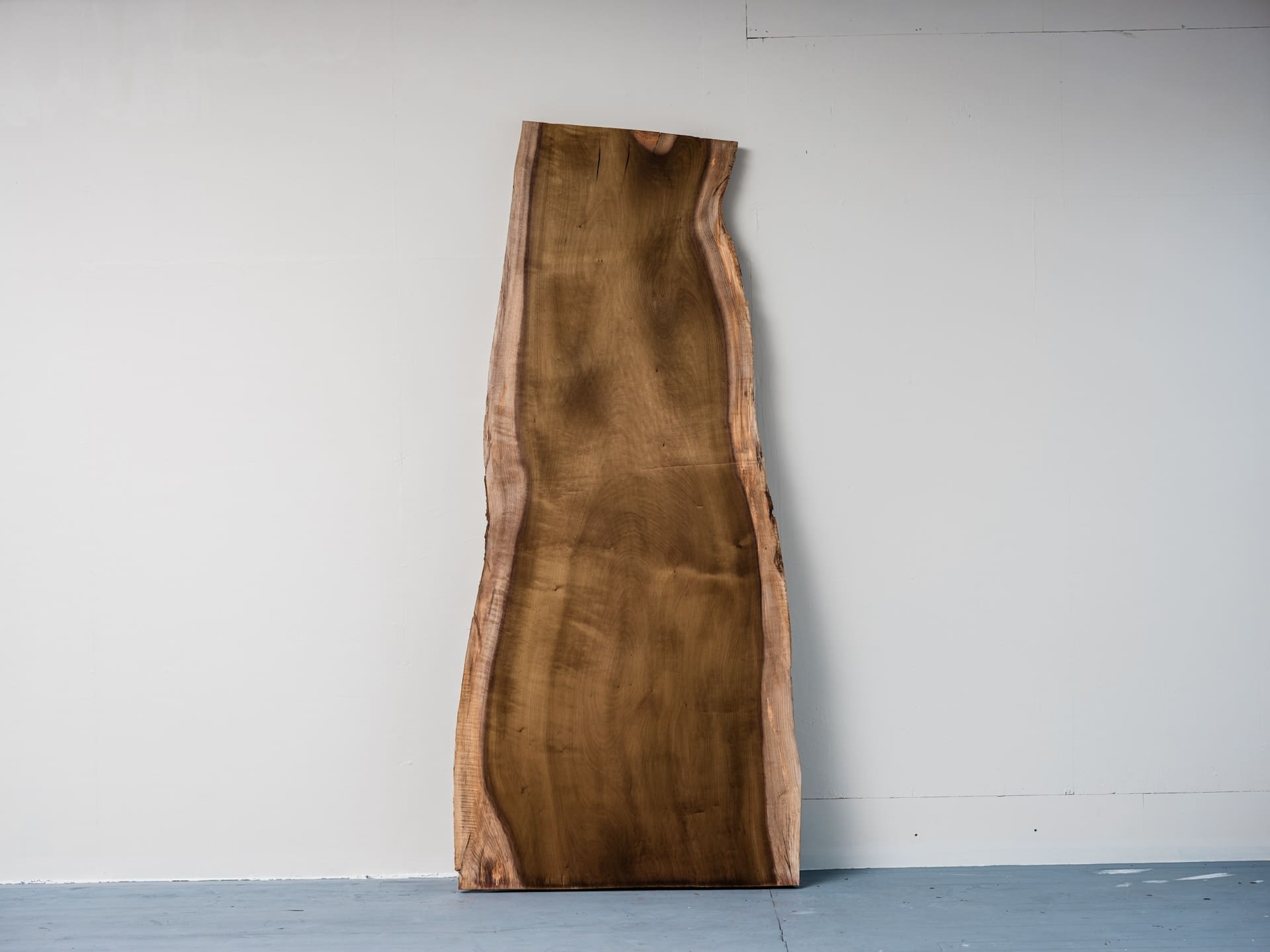 150年の風合いを宿す貴重な朴木