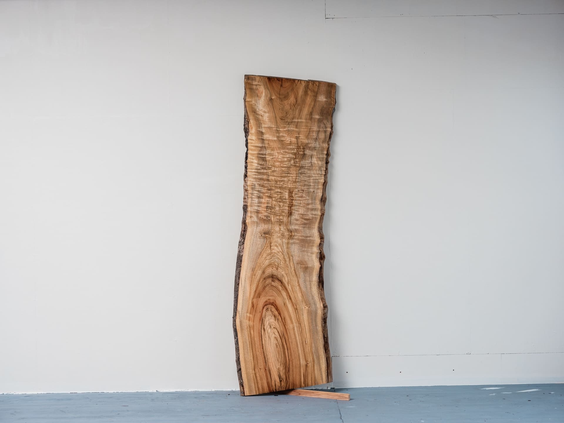 香り高き熊本産杢楠：自然の造形美を感じる一品