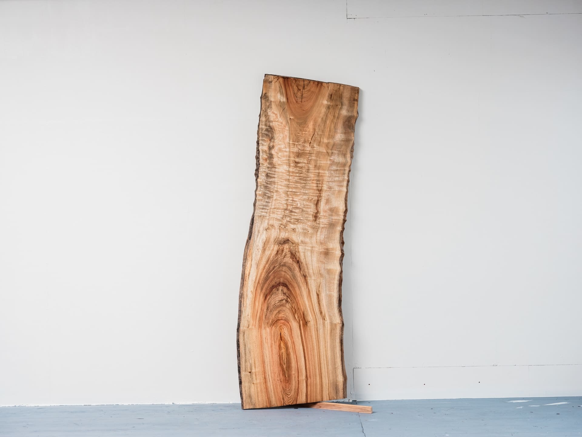 香り高き熊本産杢楠：自然の造形美を感じる一品