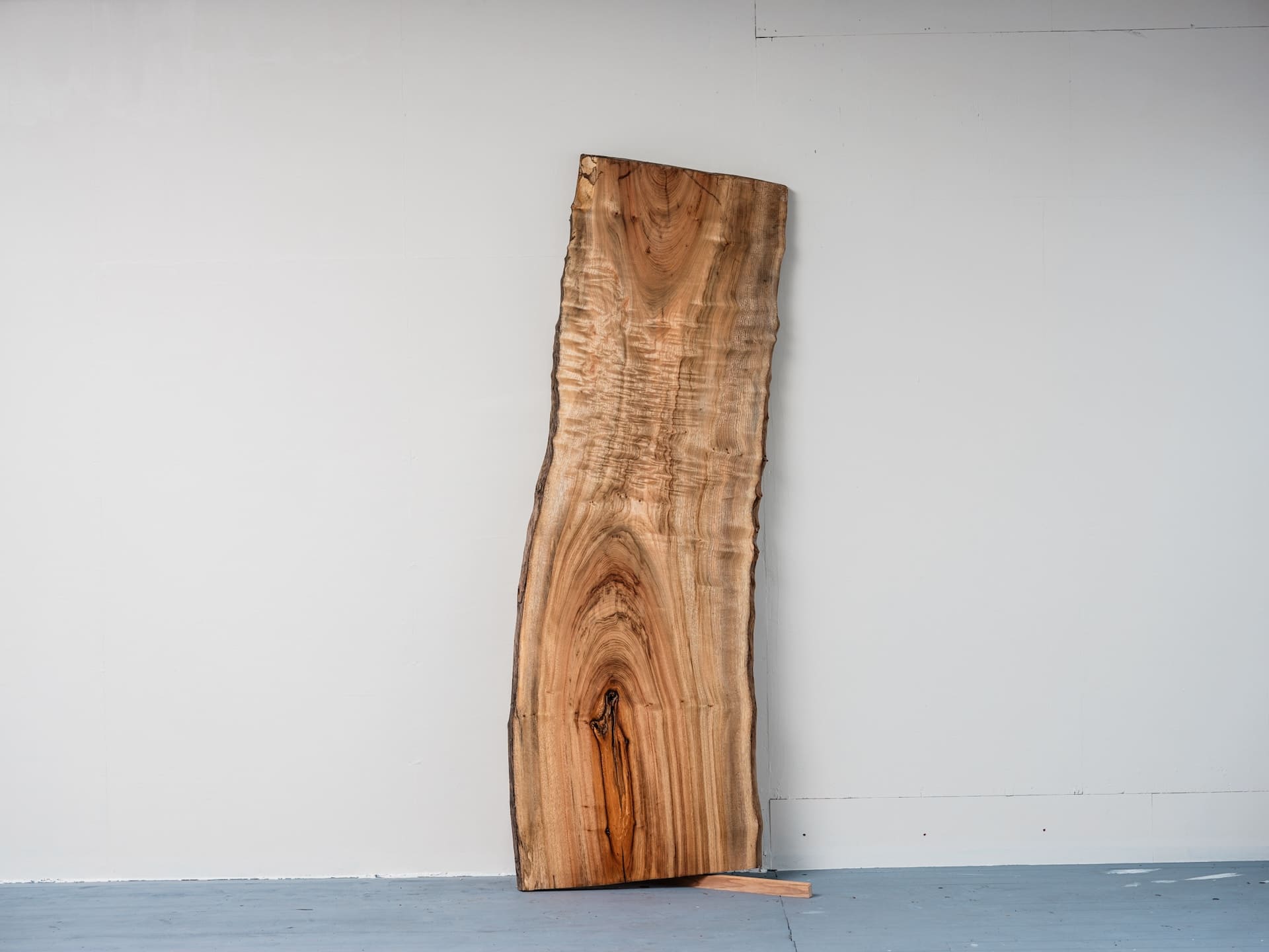 香り高き熊本産杢楠：自然の造形美を感じる一品