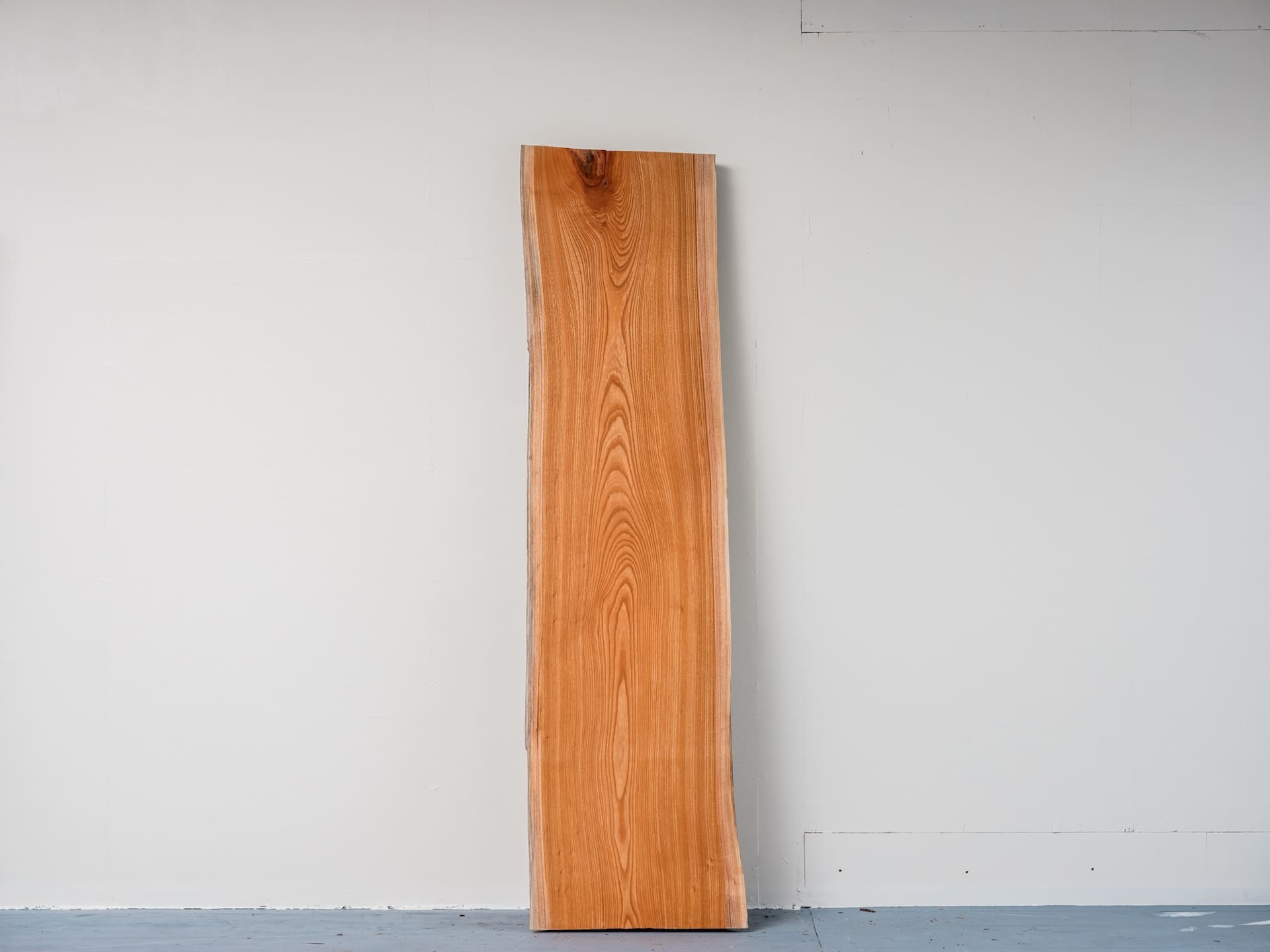 宮崎綾町産の優れた材質を誇るけやき